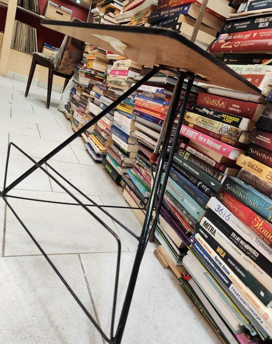 Lampa podłogowa ze stolikiem gazetownikiem /PRL