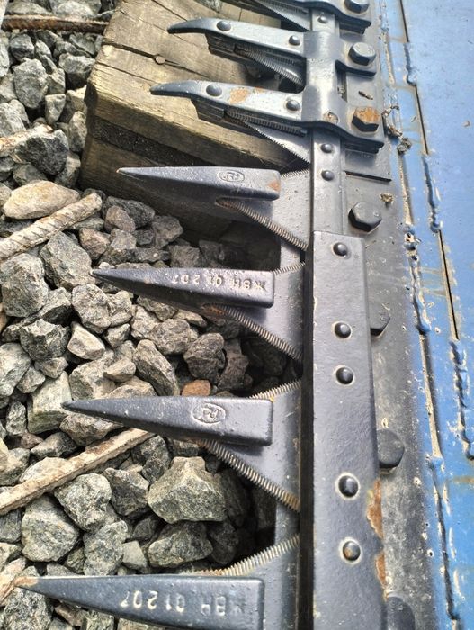 Приспособления для зборки рапса  ПЗР 6 .   В  наявності  дві  одиниці