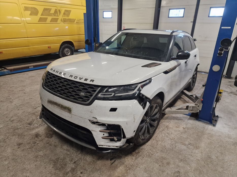 Range Rover Velar . 3.0 V6 R dynamic 19 rok . Anglik .