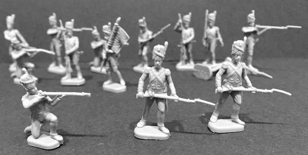 15 Soldados antigos em plástico