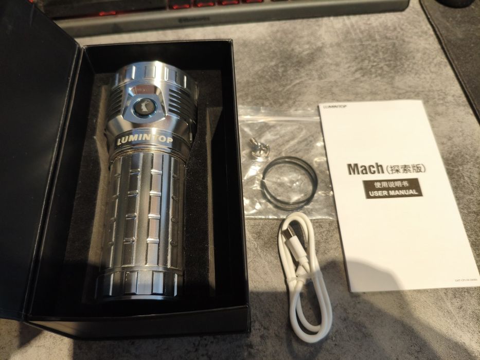 Latarka Lumintop Mach 4695 z dużym akumulatorem