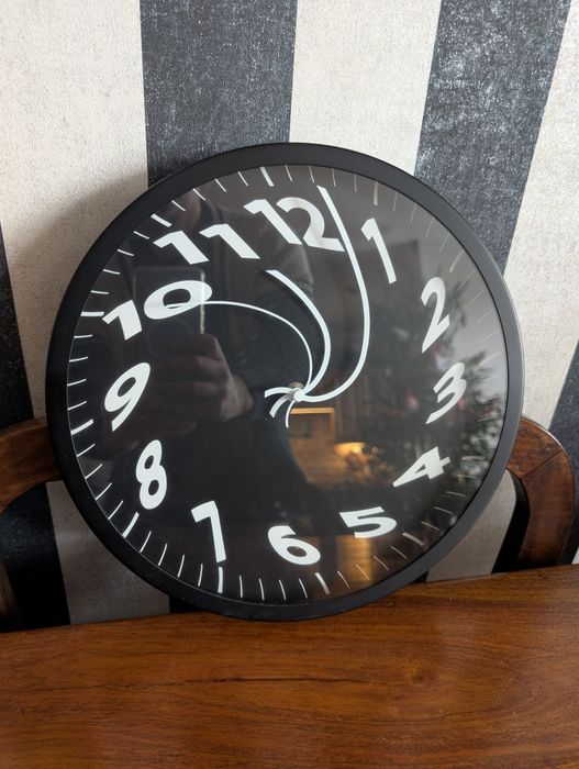 Zegar ścienny. Metalowa obręcz.