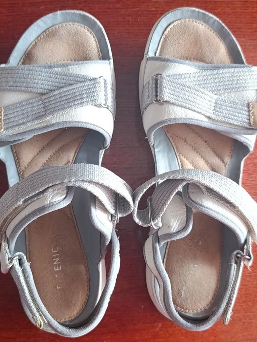 Продам жіночі шкіряні  сандалі Clarks