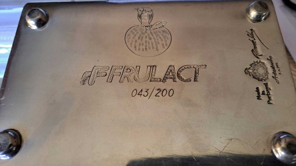 Peça em estanho da coleção FRULACT, numerada 043/200, em bom estado