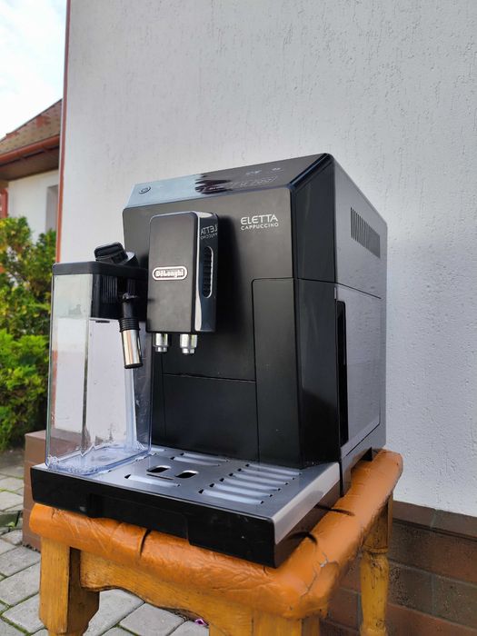 Кавомашина DeLonghi ECAM 44.660 B Eletta Cappuccino новий молочник