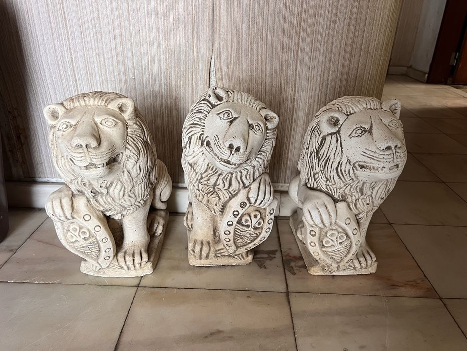 estatuas leões em pedra