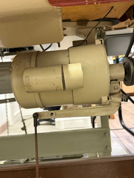 Máquina de Costura Industrial Pfaff – Máquina Profissional com Mesa