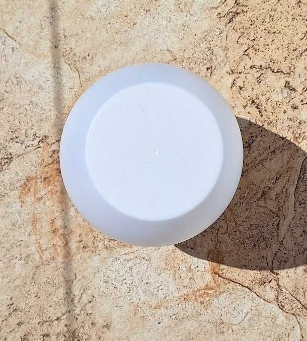 Mała biała lampka na biurko na szafkę nocną działa na baterie