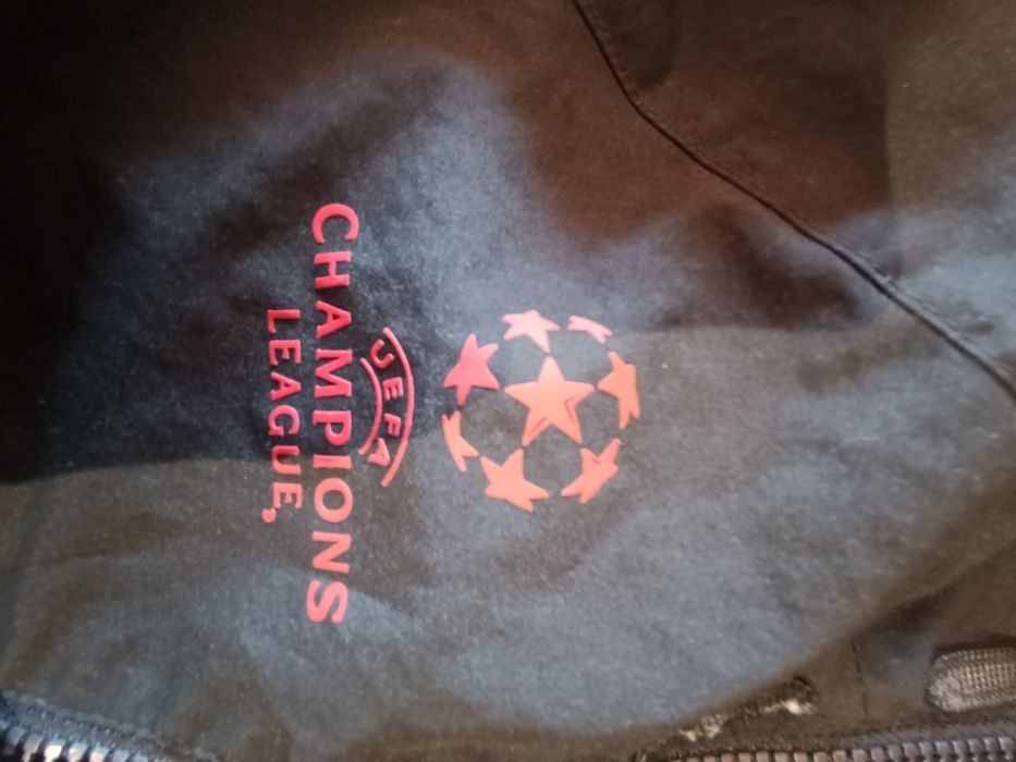 Kurtka LIVERPOOL Champions League Adidas używana w dobrym stanie, rozmiar S