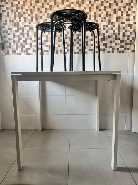 Mesa e 3 bancos em bom estado