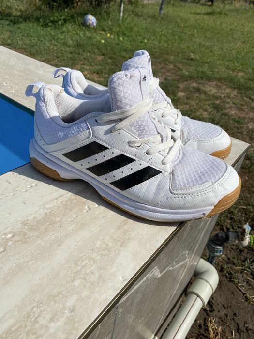 кросівки Adidas Ligra 7 (р. 38.5)