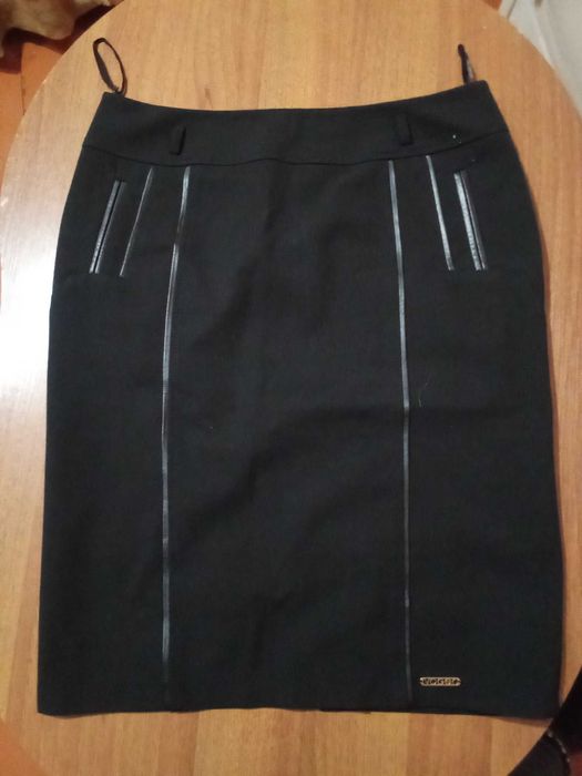 Жіноча чорна спідниця
