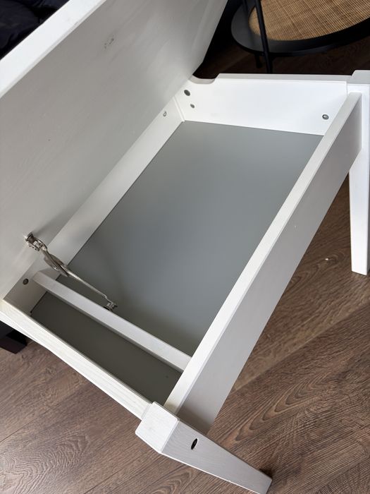 Biurko dla dziecka Ikea Sundvik z charakterystycznym, podnoszonym blatem