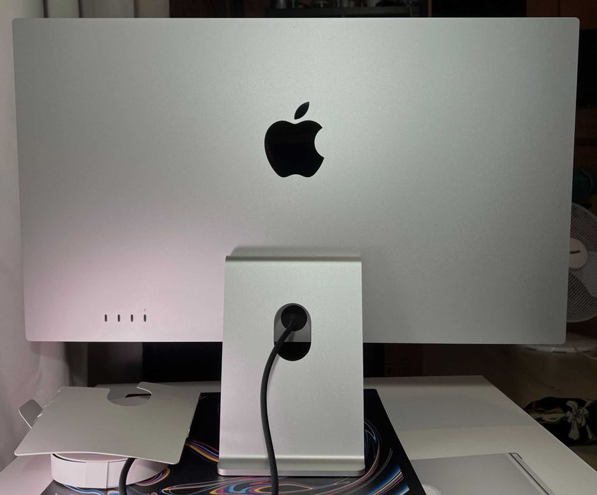 Apple Studio Display Tilt-adjustable stand (Standard glass)