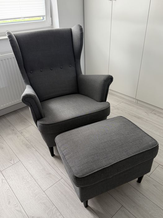 Fotel uszak Ikea Strandmon ciemnoszary + podnóżek