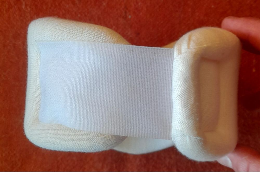 Kołnierz ortopedyczny miękki biały typu Schantza wysokość 10 cm.