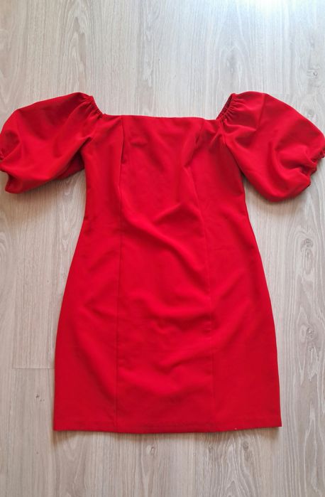 Червона жіноча сукня