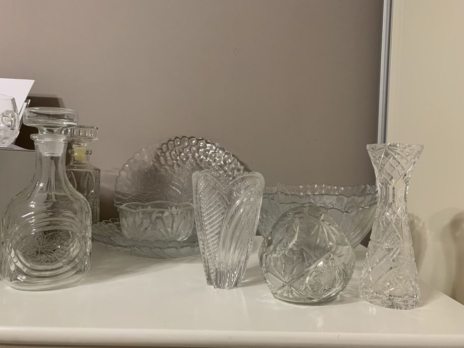 Вазочки, графини, тарілки кришталеві і скляні