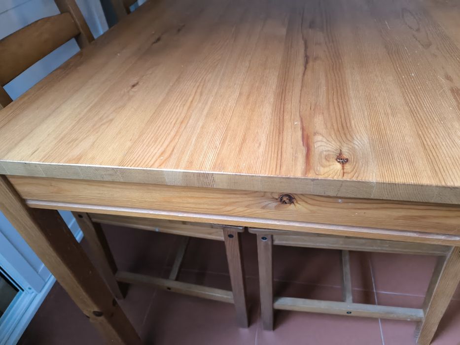 Conjunto mesa e cadeiras em madeira maciça praticamente novos