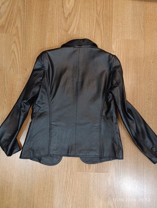 Шкіряна куртка чорного кольору