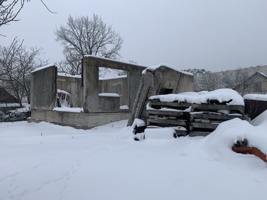 Продам земельну ділянку з недобудованим будинком