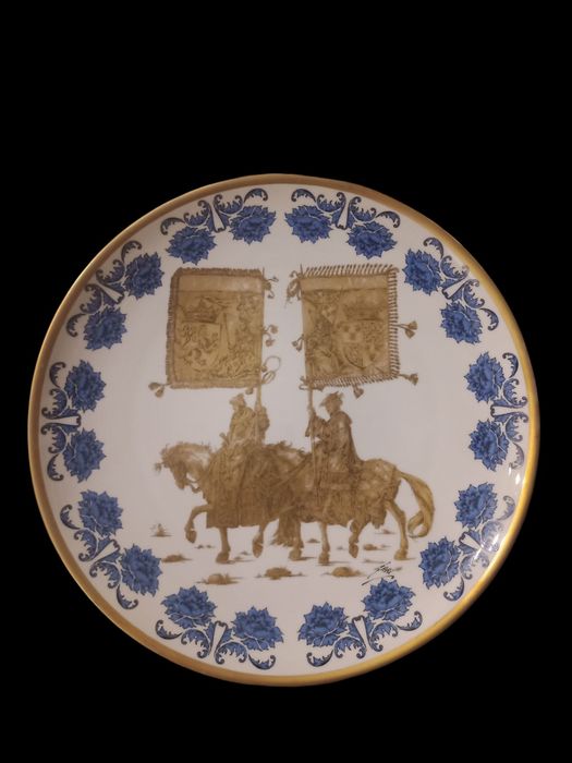 Prato grande e antigo de fabrico Alemão anos 70/80 pintado com ouro