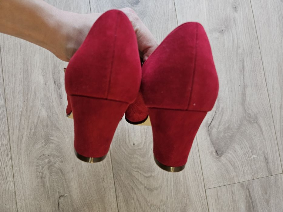 Czerwone buty na obcasie