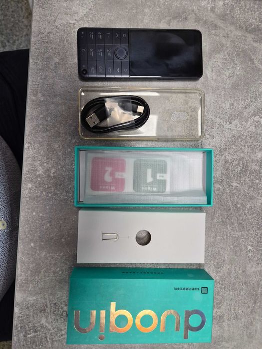 Qin F22 Pro кнопковий смартфон з Android