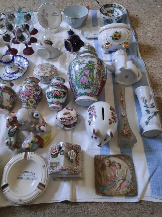 Various decorative items.446353444658882563