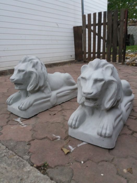 Лев из бетонна..
