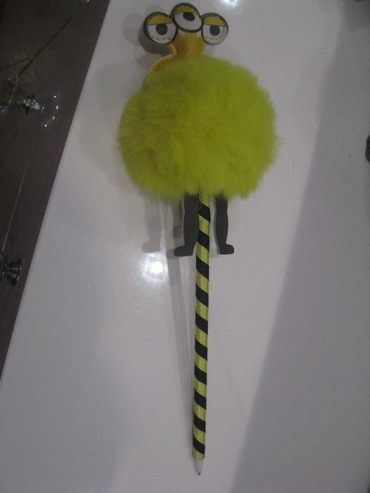 Długopis kulkowy z pomponem