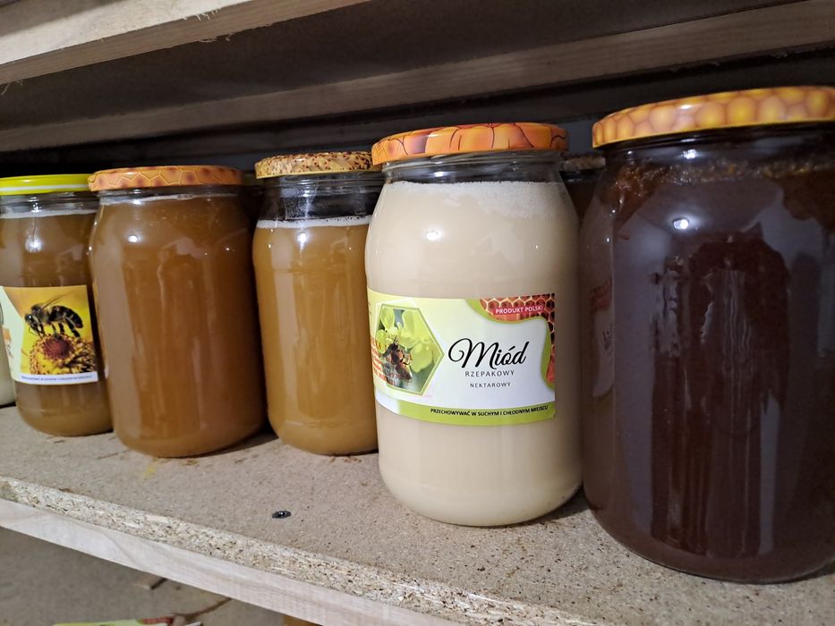Miód z przydomowej pasieki.