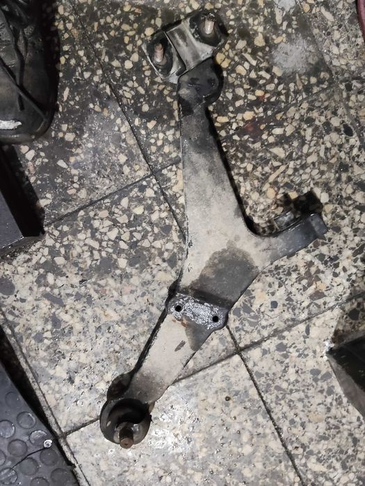 Triangulo/Braço suspensão - Peugeot 106 / Citroen Saxo