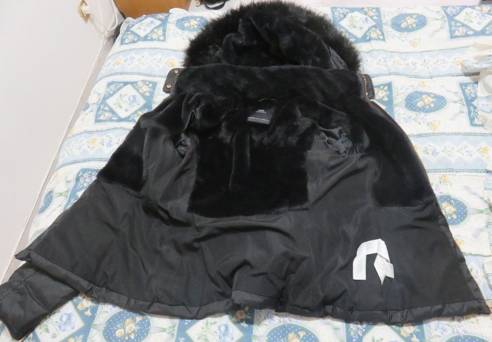 Casaco de penas preto com capuz