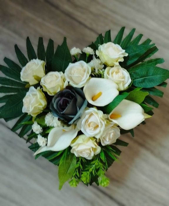 Kompozycja nagrobna w kształcie serca