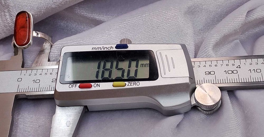 Srebrny pierścionek z bursztynem