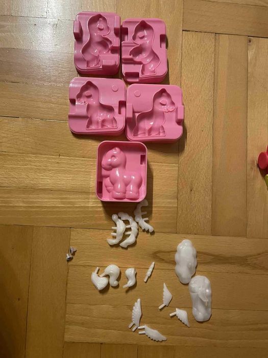 3 zestawy Zestaw Play-Doh remiza patera do ciast koniki Pony