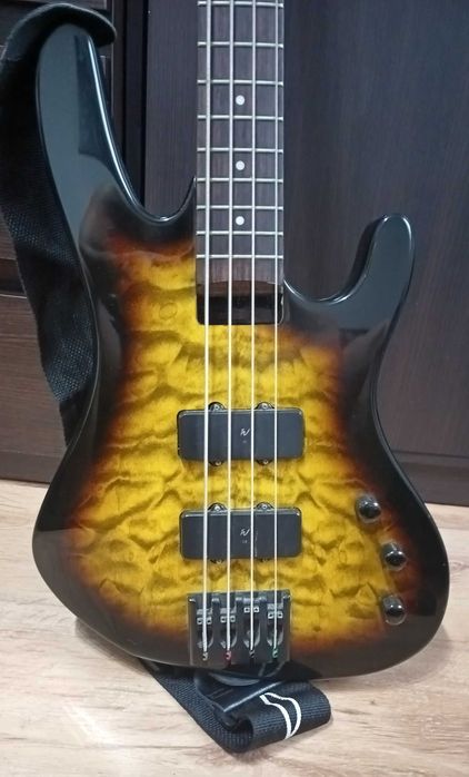 Gitara basowa Washburn XB120 + piecyk Kustom gratis!