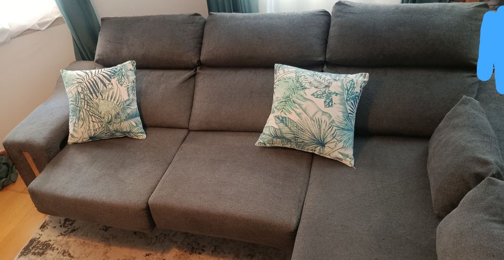 Vendo sofá CHAISE LONGUE DIREITA em bom estado, com 2 puffs e 2 almofadas cinzas incluídas.