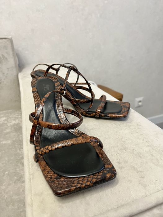 Босоніжки Zara.