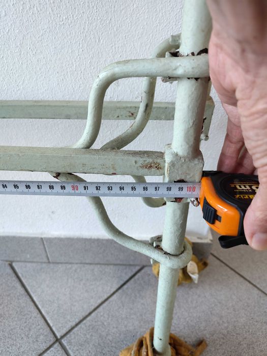 Cama de ferro antiga para restauro