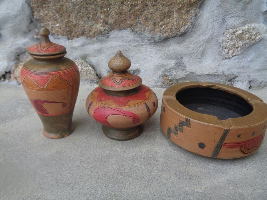 Conjunto de loiças ou peças de decoracao pintado a mão