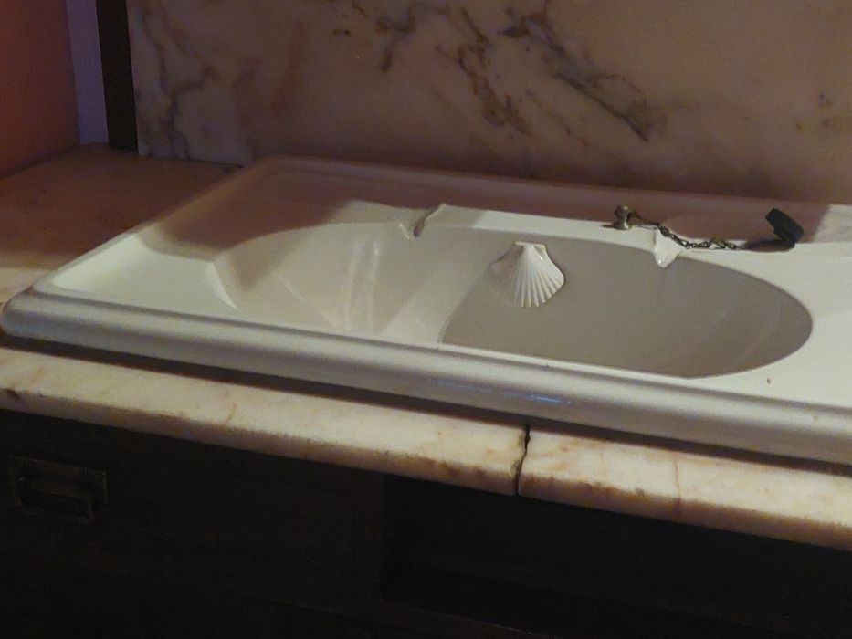 Cómoda antiga com lavatório