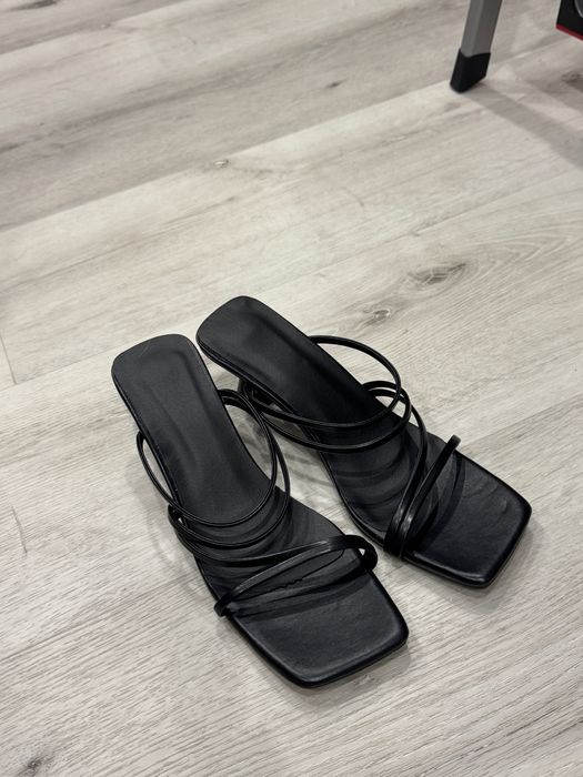 Чорні босоніжки