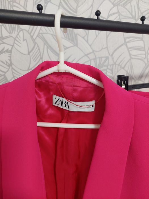 Яскравий костюм від  ZARA