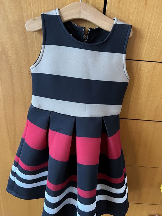 Diversos vestidos criança