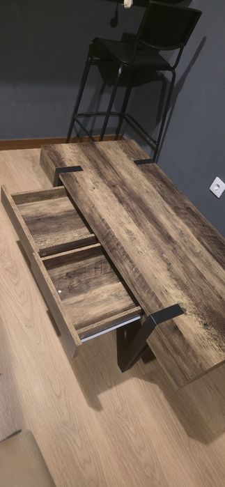 Mesa de centro com gavetas