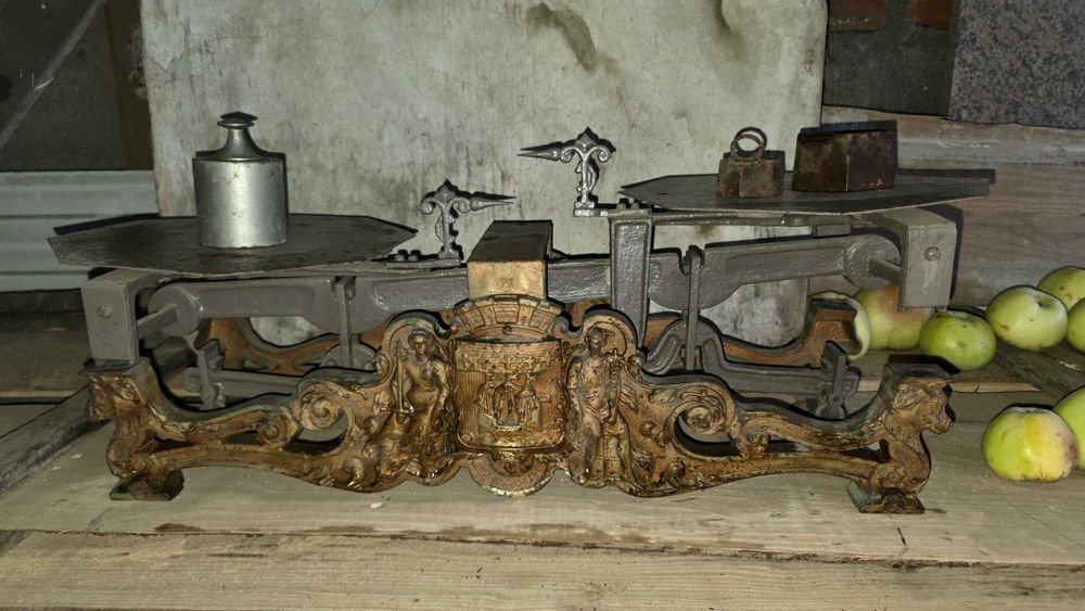 Balança Antiga Roberval Bronze com Brasão - 2 Pratos + Pesos - Peça de Coleção