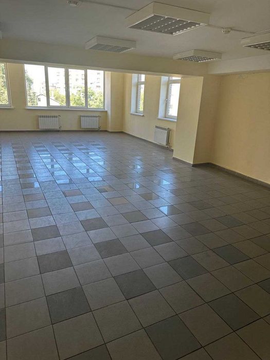 Оренда окремого нежитловго (офісного) приміщення 775 м.кв., Ризька,12