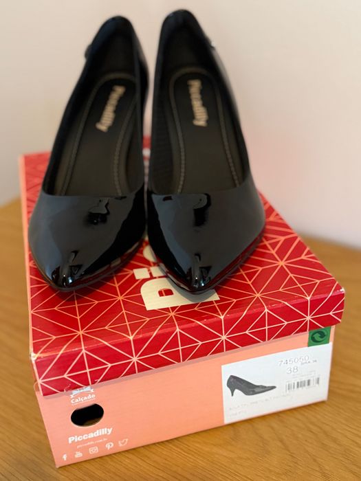 Sapatos pretos Picadilly